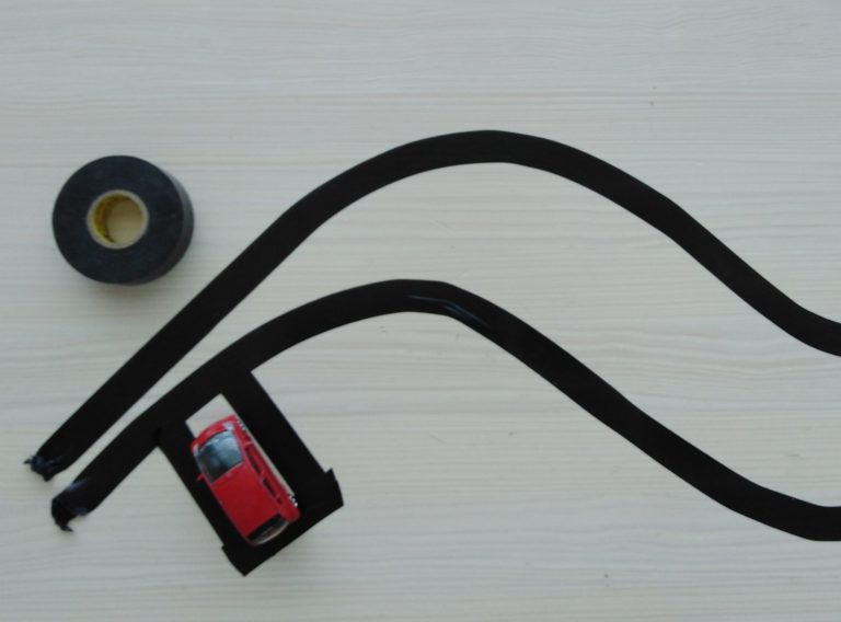 Elektrikářská páska a cesta pro auto